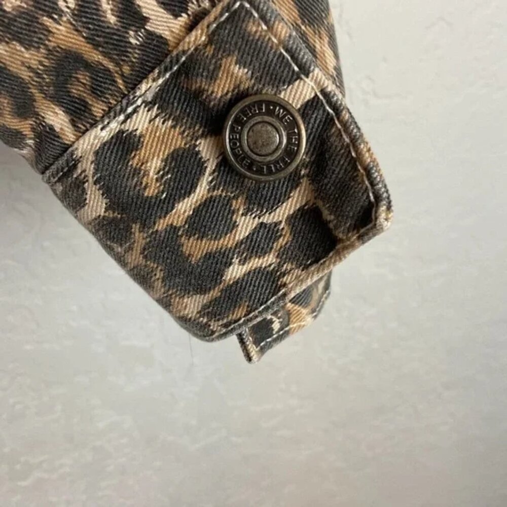 Women’s Free People Cheetah Print Crop Frayed Hem Denim Jacket Size XS - Picture 8 of 9